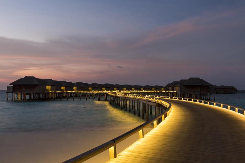 Maldív szigetek éjszaka kivilágított luxus bungallók