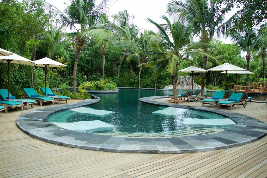 Minden igényt kielégítő kültéri luxus medence a Maldív helyi hangualtban