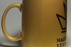 Napindító milliomos bögre MMF logóval